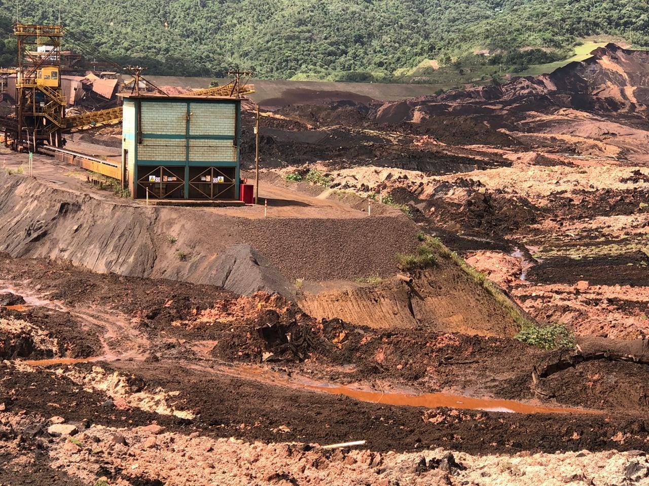 Explosões no entorno da barragem que se rompeu foram autorizadas por licença ambiental