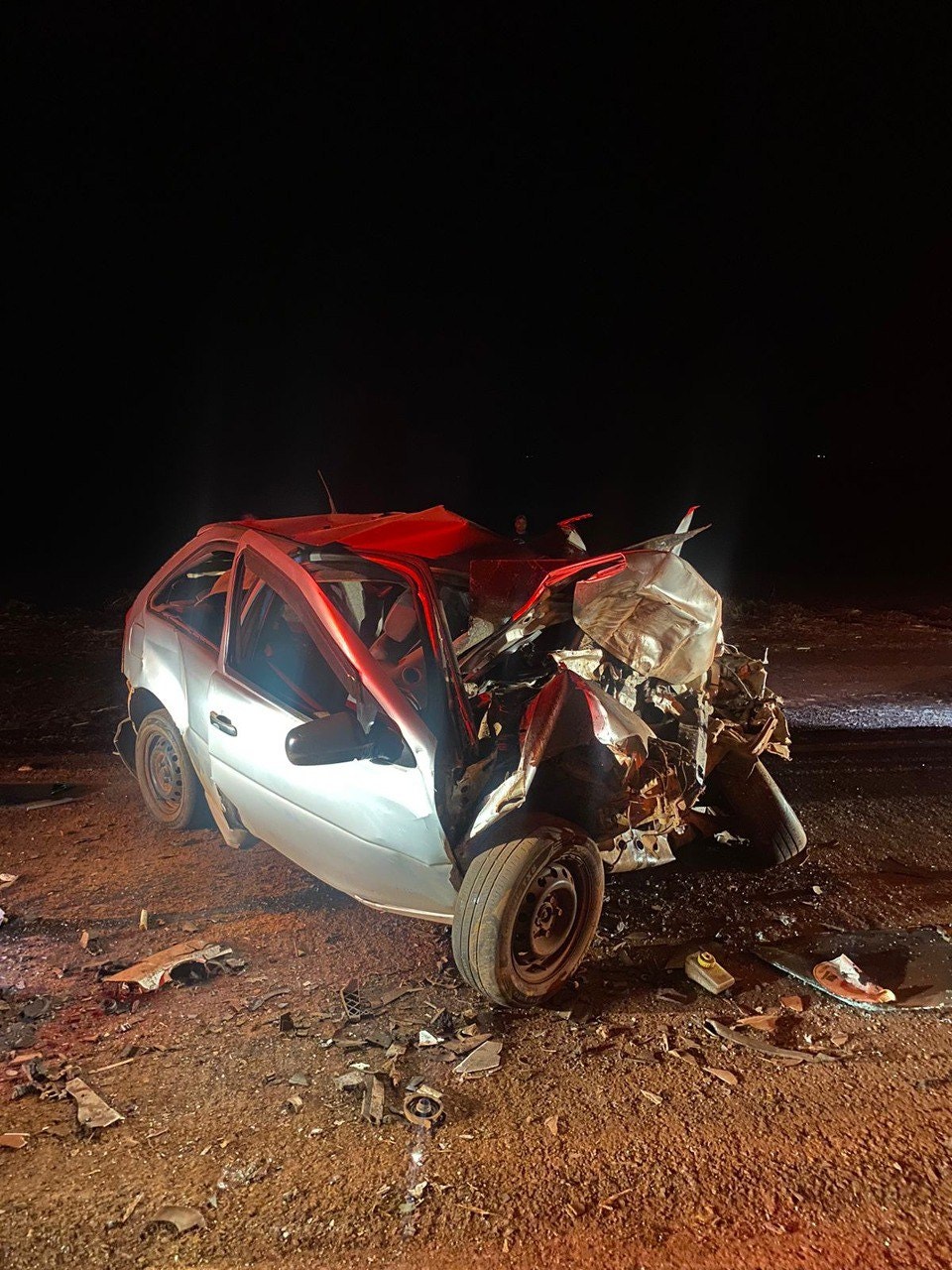 Veículo ficou completamente destruído após a batida