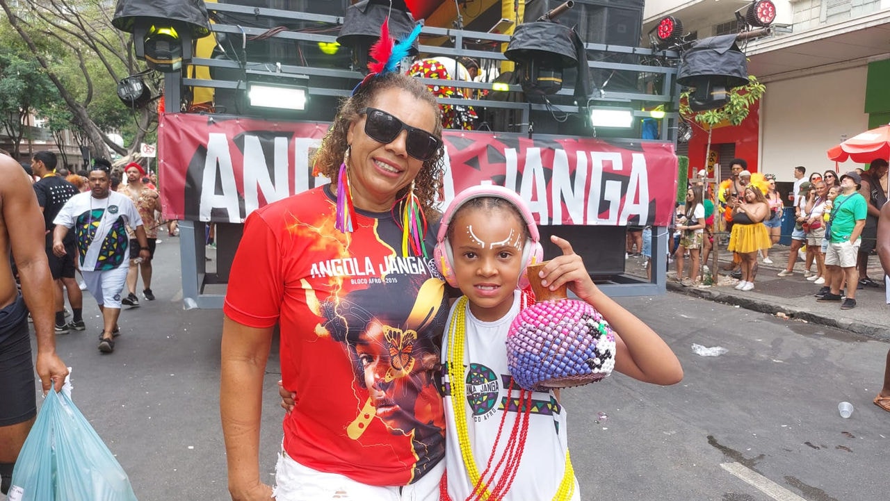 Sophia de Oliveira e sua mãe no bloco Angola Janga, no Carnaval de BH 2025