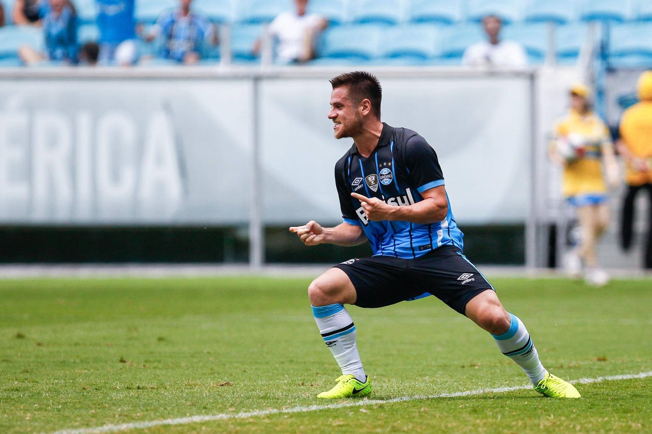 Ramiro comemora único gol do triunfo do Grêmio
