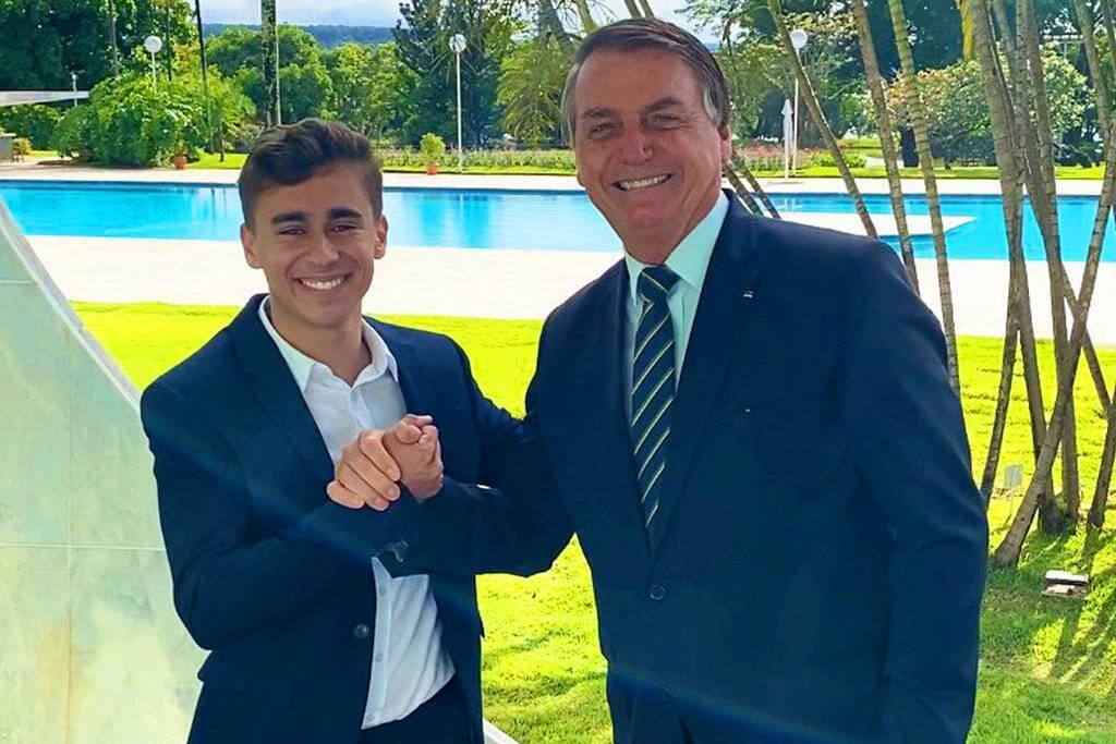 O deputado federal Nikolas Ferreira (PL) ao lado do ex-presidente Jair Bolsonaro