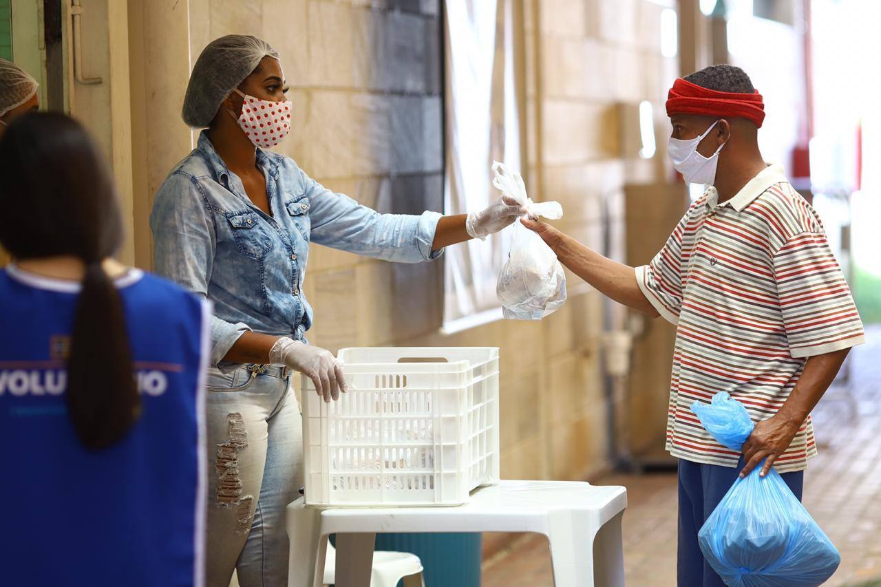 Pessoas em situação de extrema vulnerabilidade ganham lanche em espaço do Canto da Rua, estrutura criada na Serraria Souza Pinto para acolher população em meio à pandemia