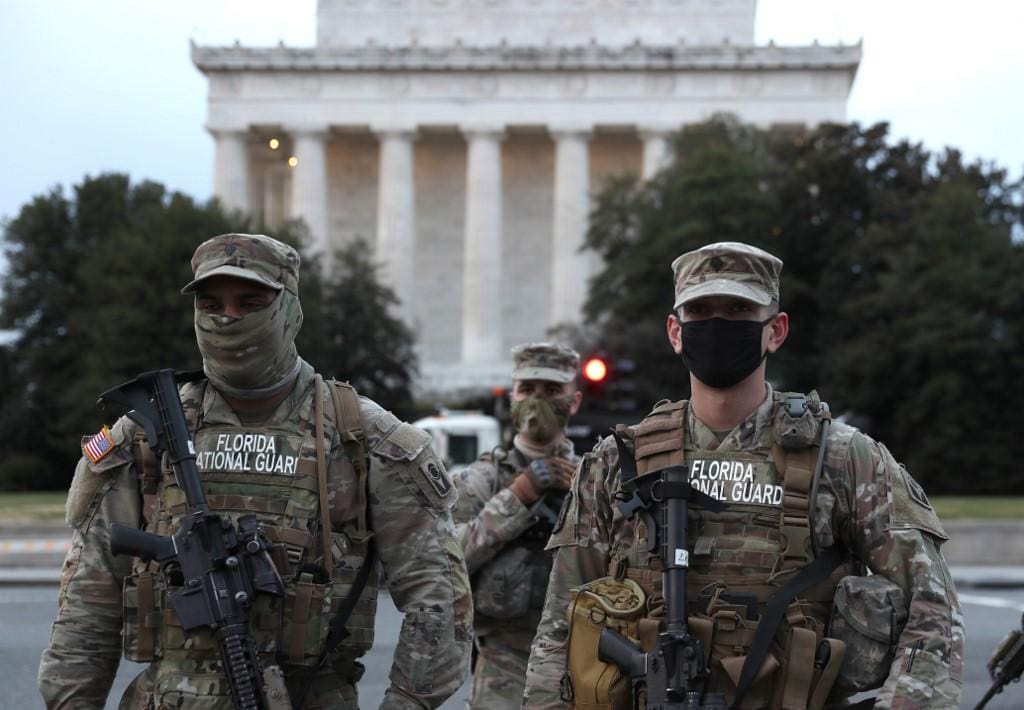 Membros da Guarda Nacional ocupam Washington para garantir a segurança da posse de Joe Biden, após a violenta invasão do Congresso
