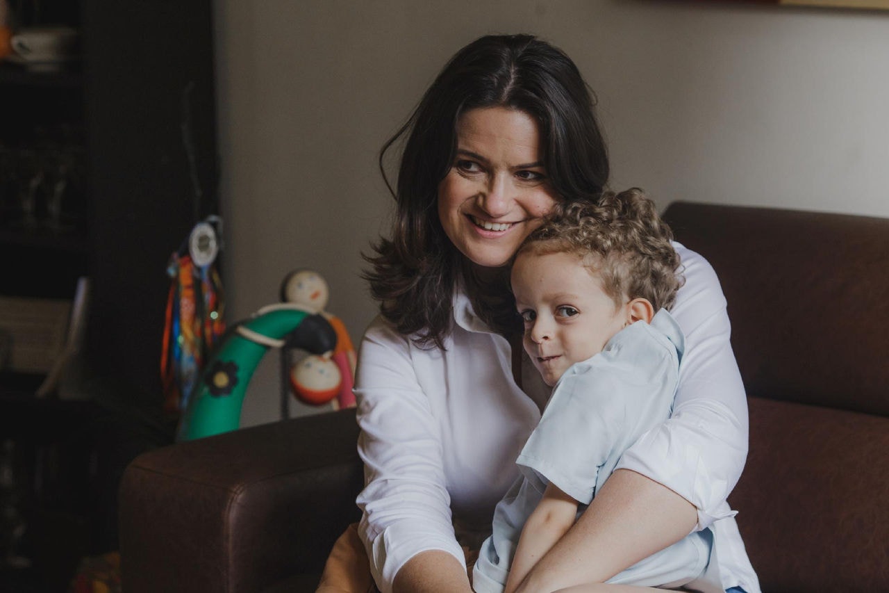 A jornalista Larissa Carvalho e o filho Théo: história deles é o fio condutor do documentário ‘Uma Gota de Esperança’