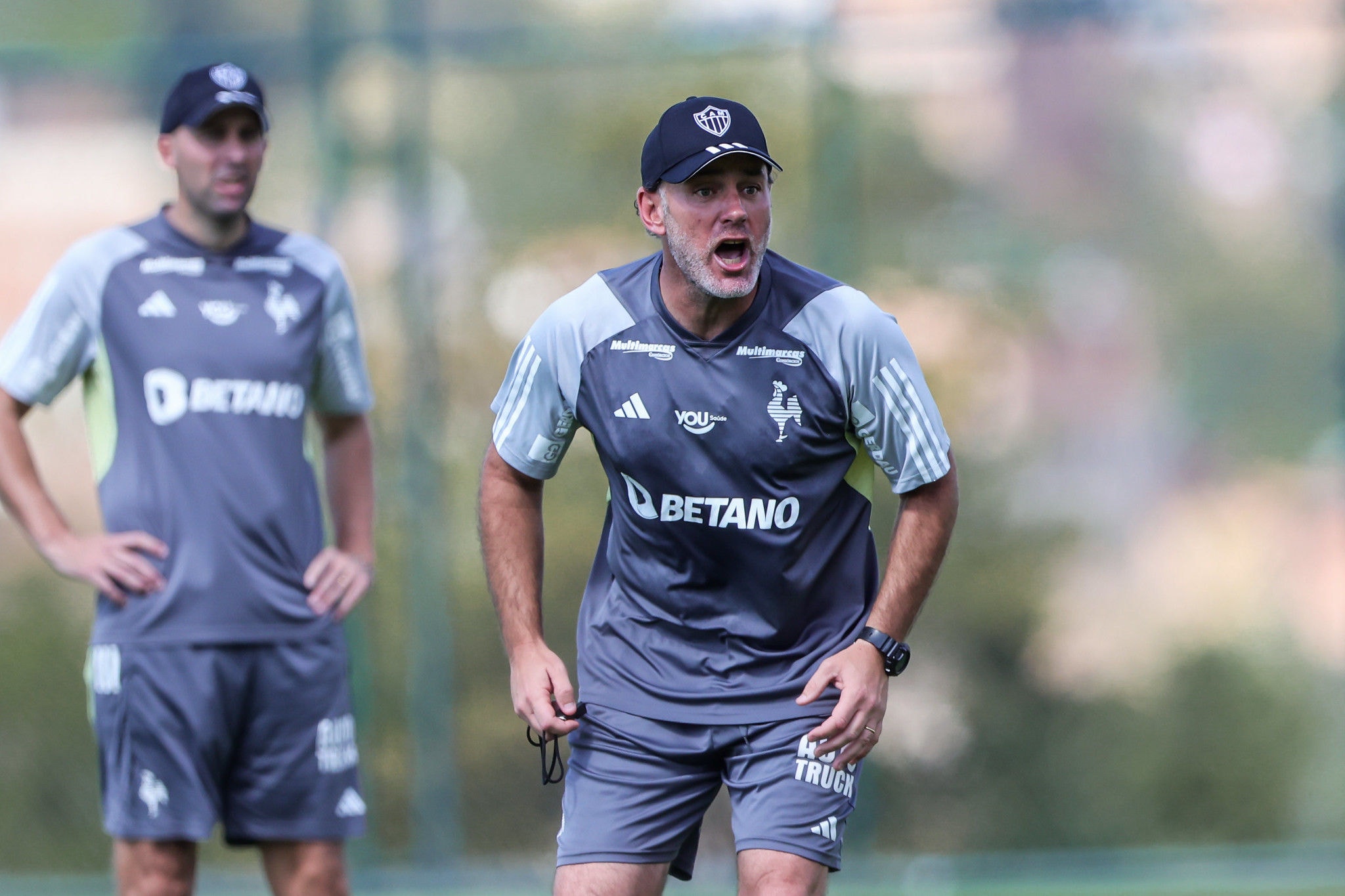 Técnico Gabriel Milito passa instruções a jogadores durante treino na Cidade do Galo