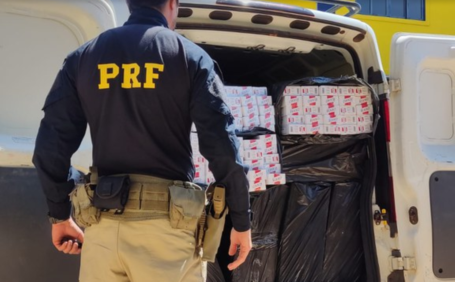 PRF interceptou furgão e apreendeu 17,5 mil maços de cigarro de origem paraguaia na BR-365, em Uberlândia