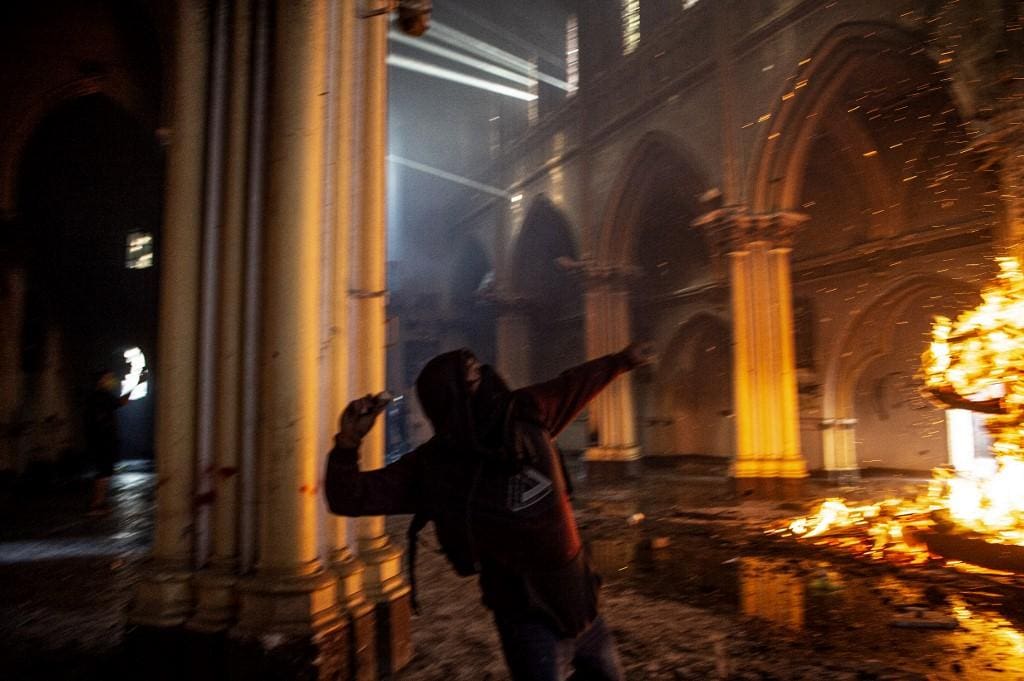 Manifestantes encapuzados incendeiam igreja em Santiago, no Chile