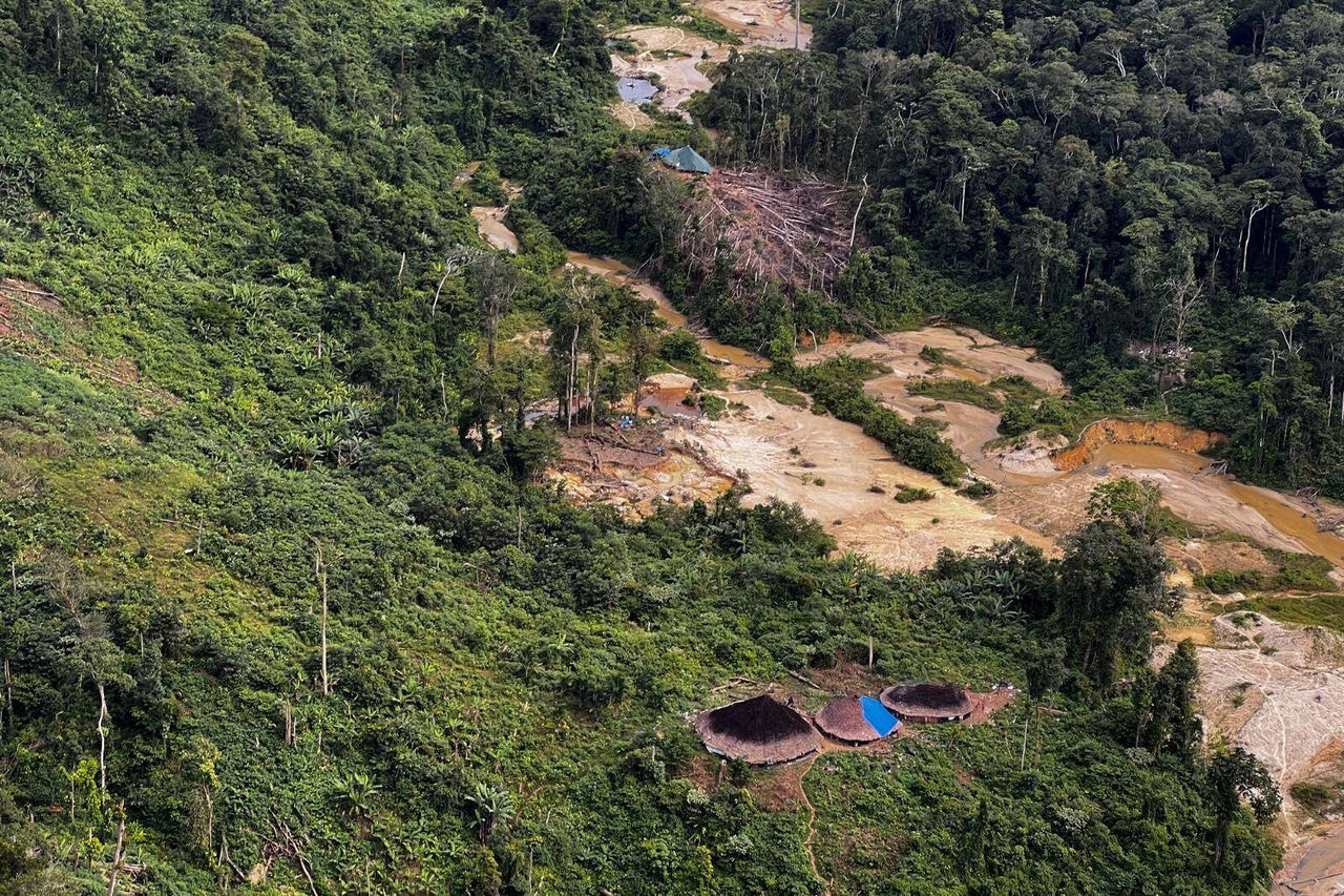 Vista aérea de garimpo ilegal ao lado de aldeia Yanomami