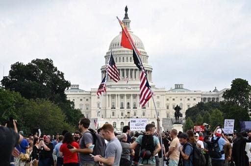 Manifestantes se concentram diante do Capitolio, em Washington, em protesto contra prisões de seguidores de Trump