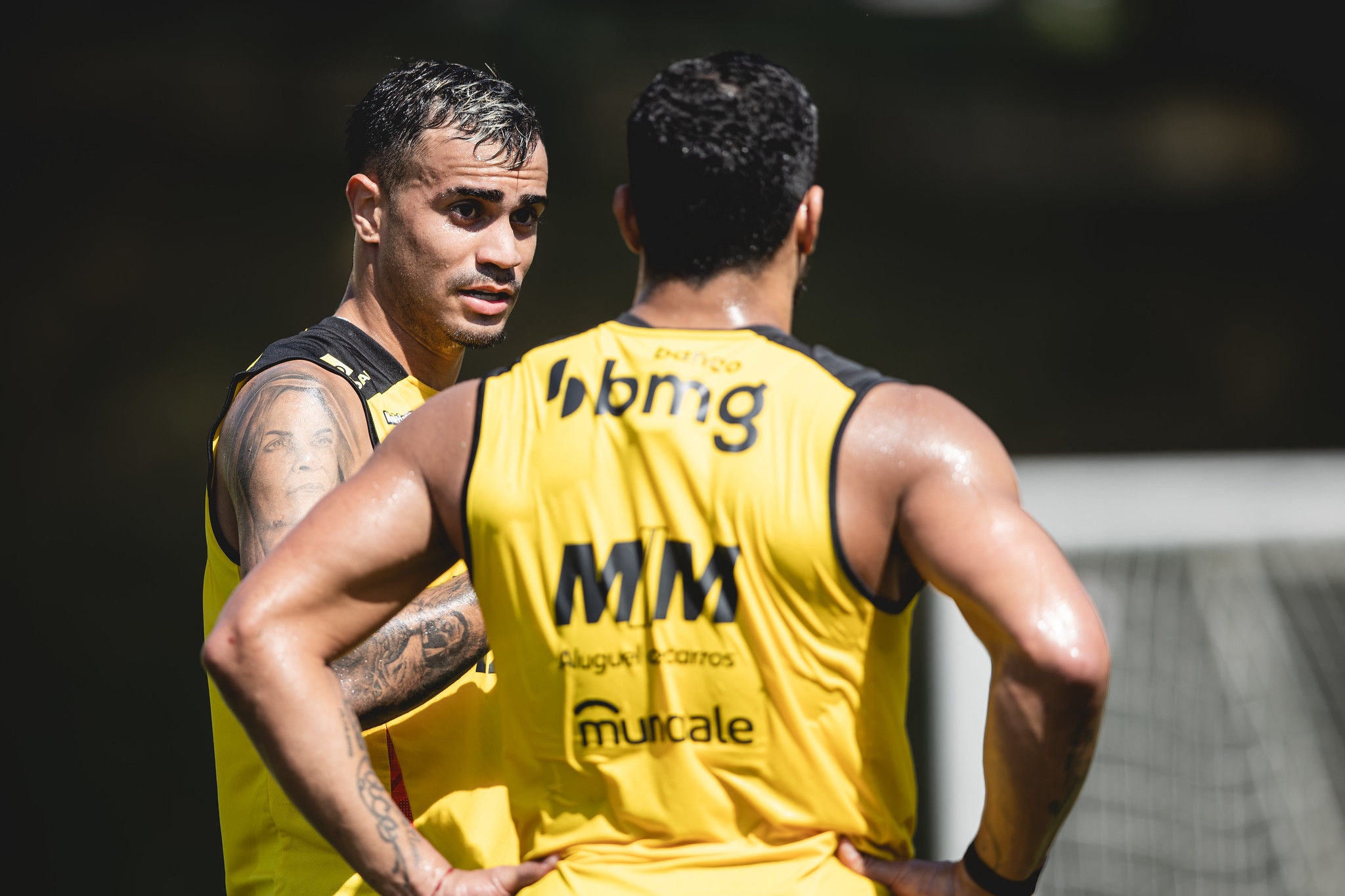 Reinier conversa com Hulk durante o treino deste sábado (9), na Cidade do Galo