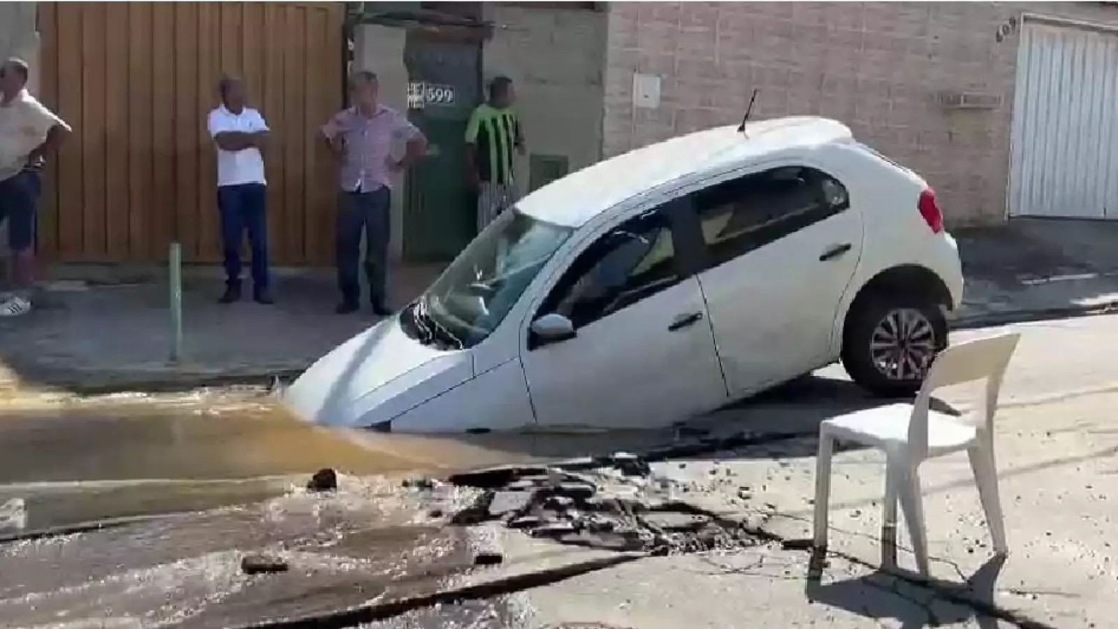 Motorista tem carro engolido por buraco e será indenizado em R$ 12 mil em MG