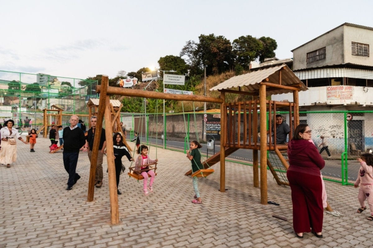 A praça Emboabas conta com quadra poliesportiva, academia da cidade, pista de caminhada e brinquedos 