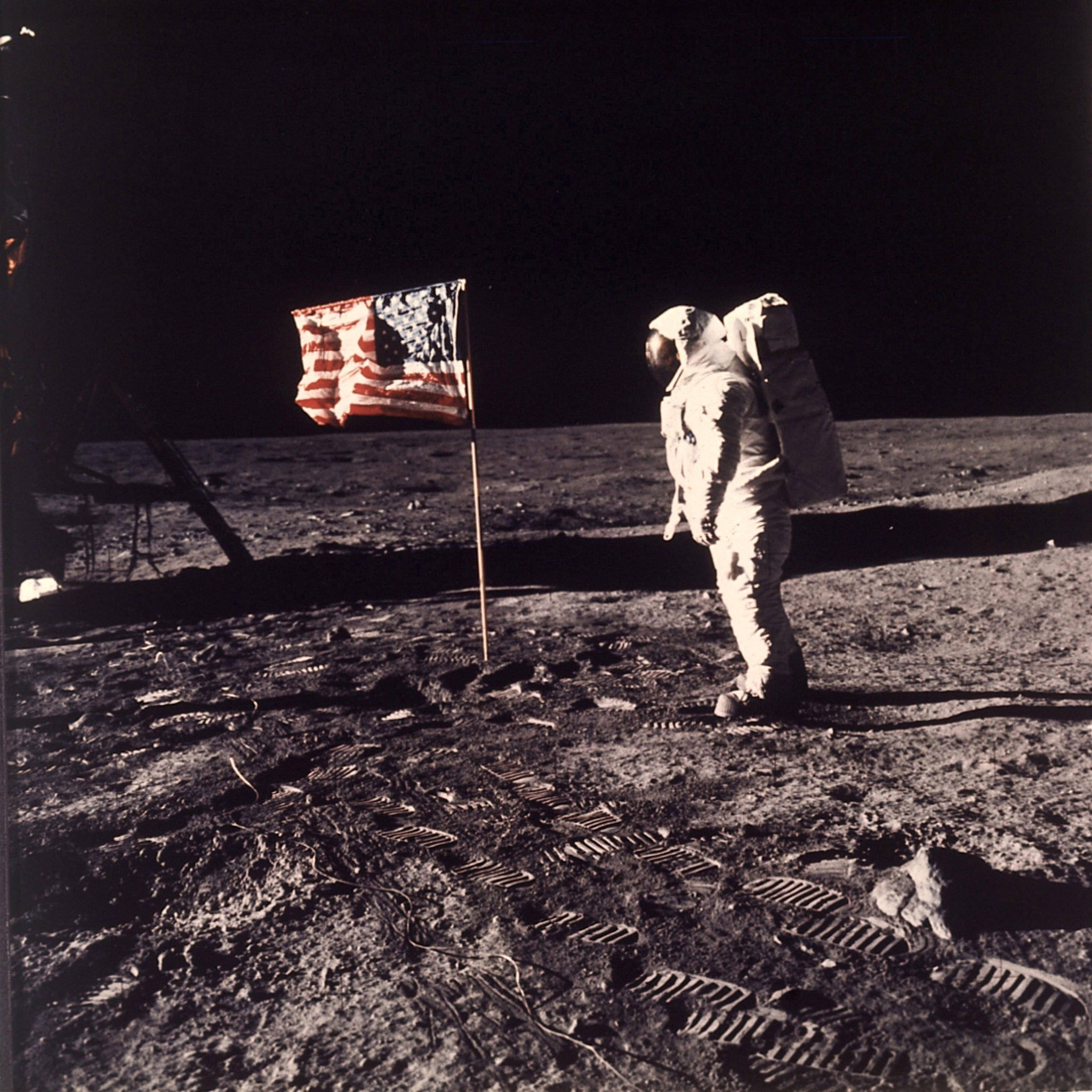 Astronauta norte-americano em solo lunar pela primeira vez