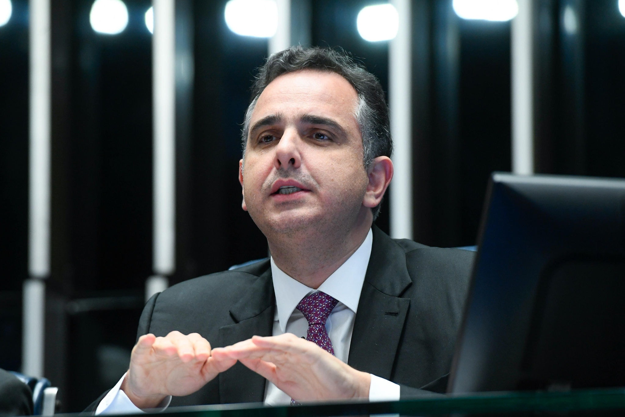 Rodrigo Pacheco, presidente do Senado, comanda sessão plenária