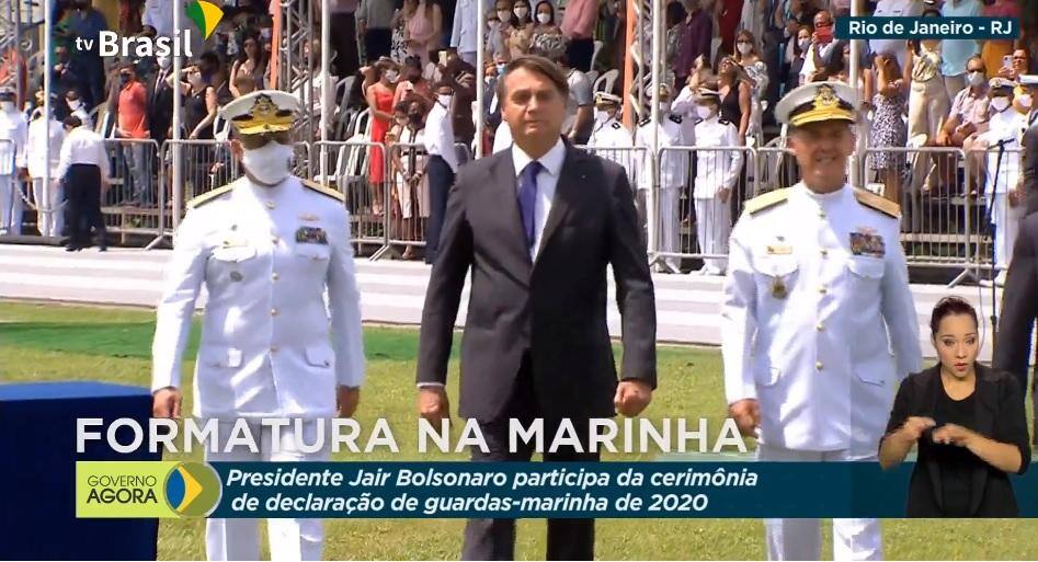 Jair Bolsonaro participa da formatura e entrega de espadas a guardas-marinha da turma de 2020 da Escola Naval, no Rio