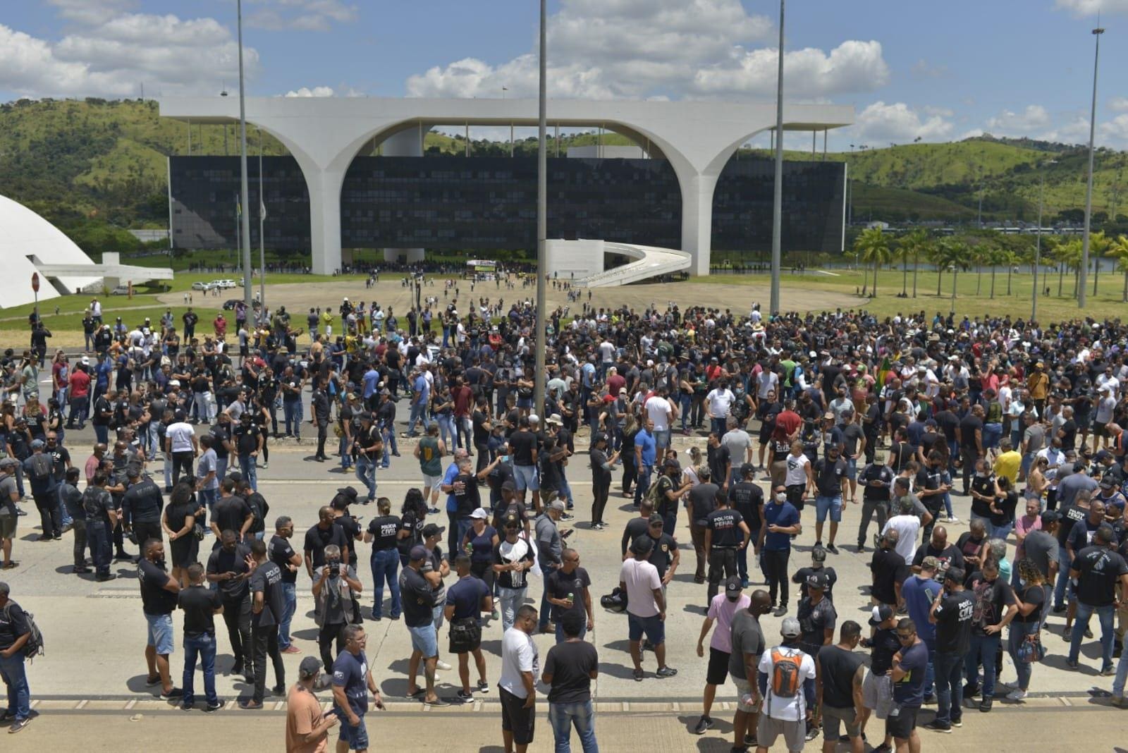 Imagem mostra protesto das forças de segurança 