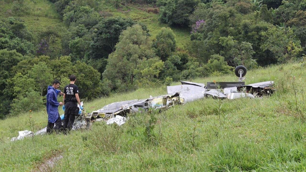 Perícia realiza os trabalhos em avião que caiu na cidade de Itapeva