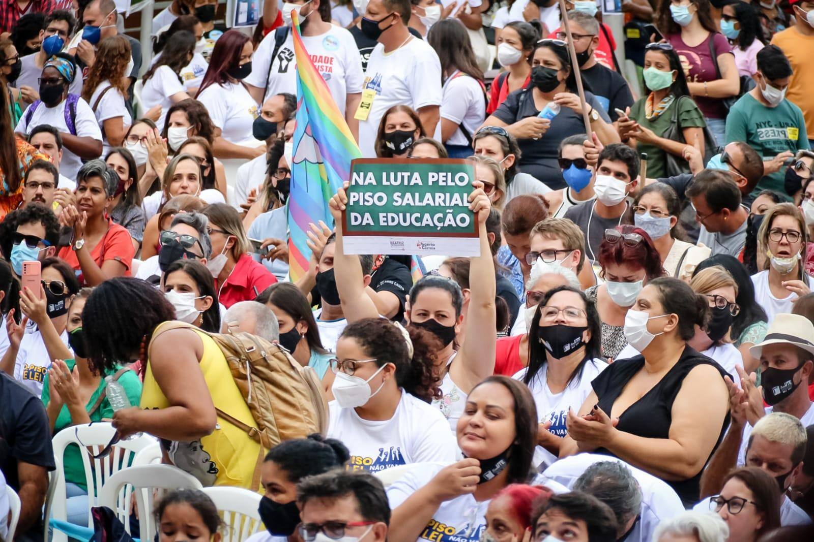 Pagamento do piso da educação não precisa observar limites da LRF, diz TCE
