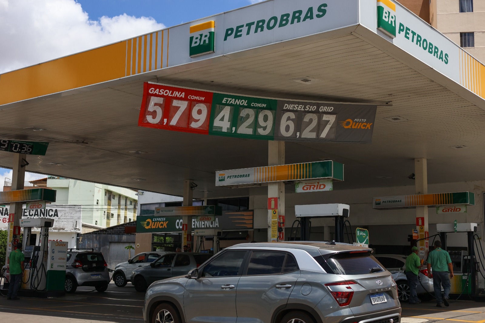 Posto de combustíveis na avenida Tereza Cristina, bairro Padre Eustáquio