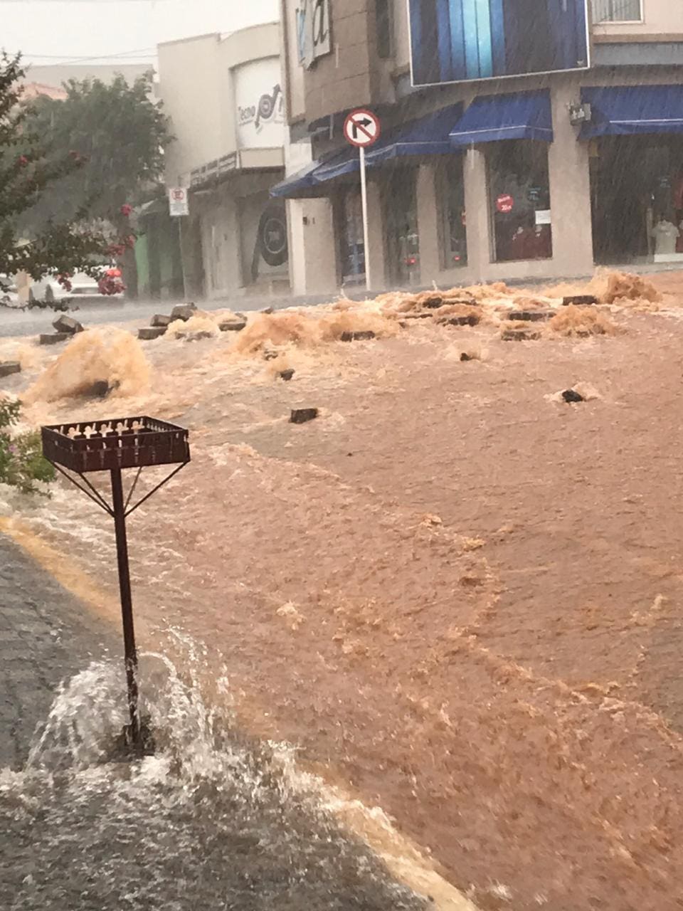 Imagens recebidas pelo Corpo de Bombeiros mostram a situação do município de Monte Sião durante o temporal