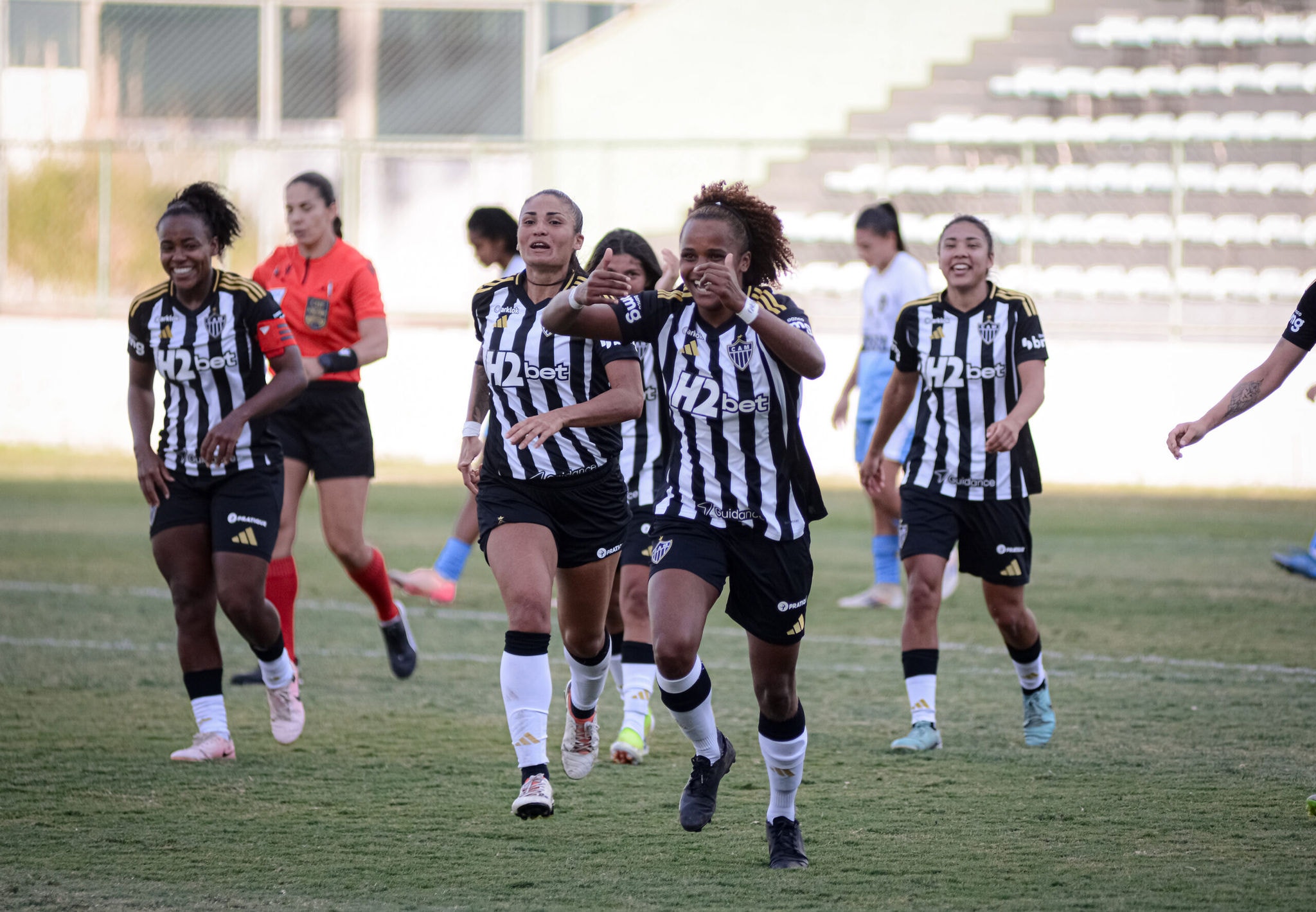 Rayla Santana foi uma das autoras do gol da partida