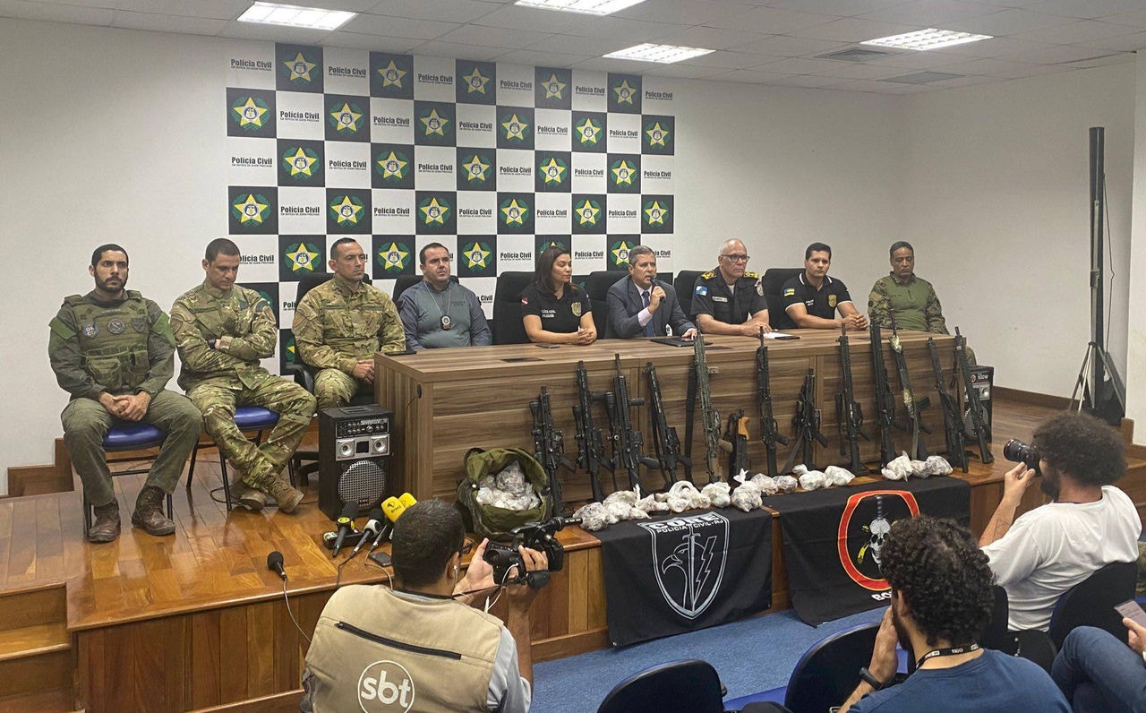 Polícia Civil do Rio mostrou na coletiva mais de dez armas apreendidas e drogas