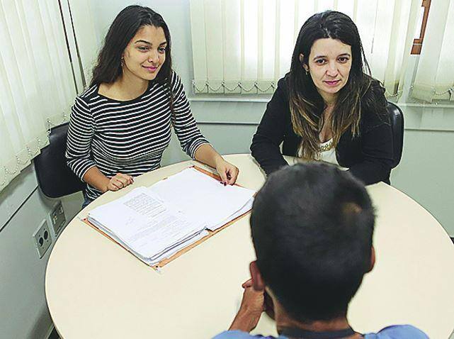 Lavínia Assis e Tatiane Garcia atendem Sandoval Vasconcelos