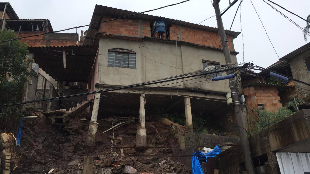 Casa corre risco de desabamento