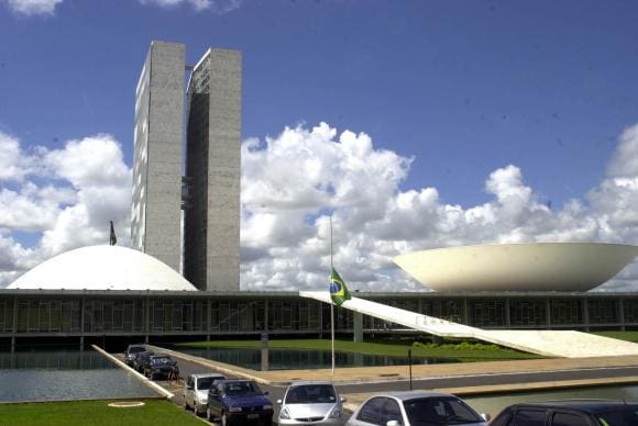 O Brasil possui acordos bilaterais semelhantes em vigor com diversos países, como Alemanha, Bélgica, Cabo Verde, Canadá, Chile, Coreia do Sul, Espanha, França, Grécia, Itália, Japão, Luxemburgo, Portugal O País também tem acordos com blocos multinacionais como o Mercosul (Uruguai, Argentina e Paraguai) e países ibero-americanos (incluindo Bolívia, El Salvador, Equador e Peru)
