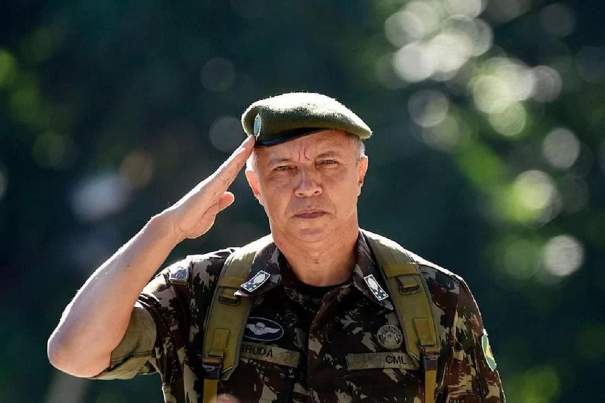 Júlio Cesar de Arruda foi demitido do comando do Exército por Lula neste sábado