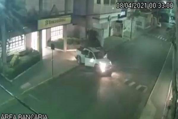 Em Jacuí quadrilha explodiu caixas eletrônicos e levou terror a cidade