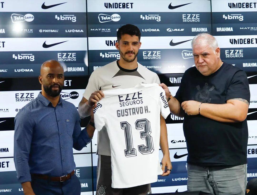 Gustavo Henrique foi apresentado pelo Corinthians nesta segunda-feira (12)