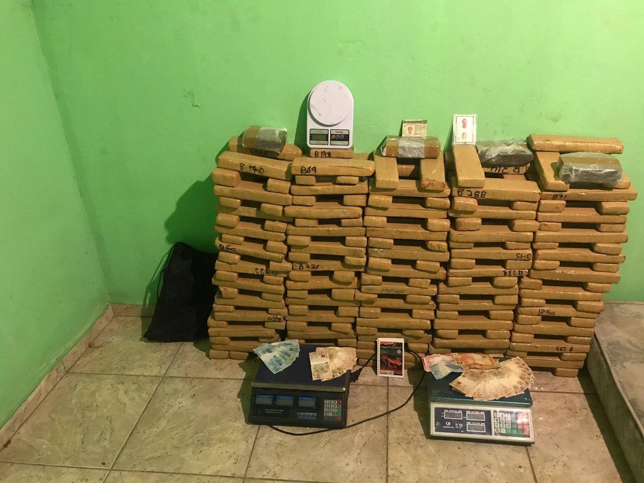 221 barras de maconha e material para o tráfico foram encontrados na residência