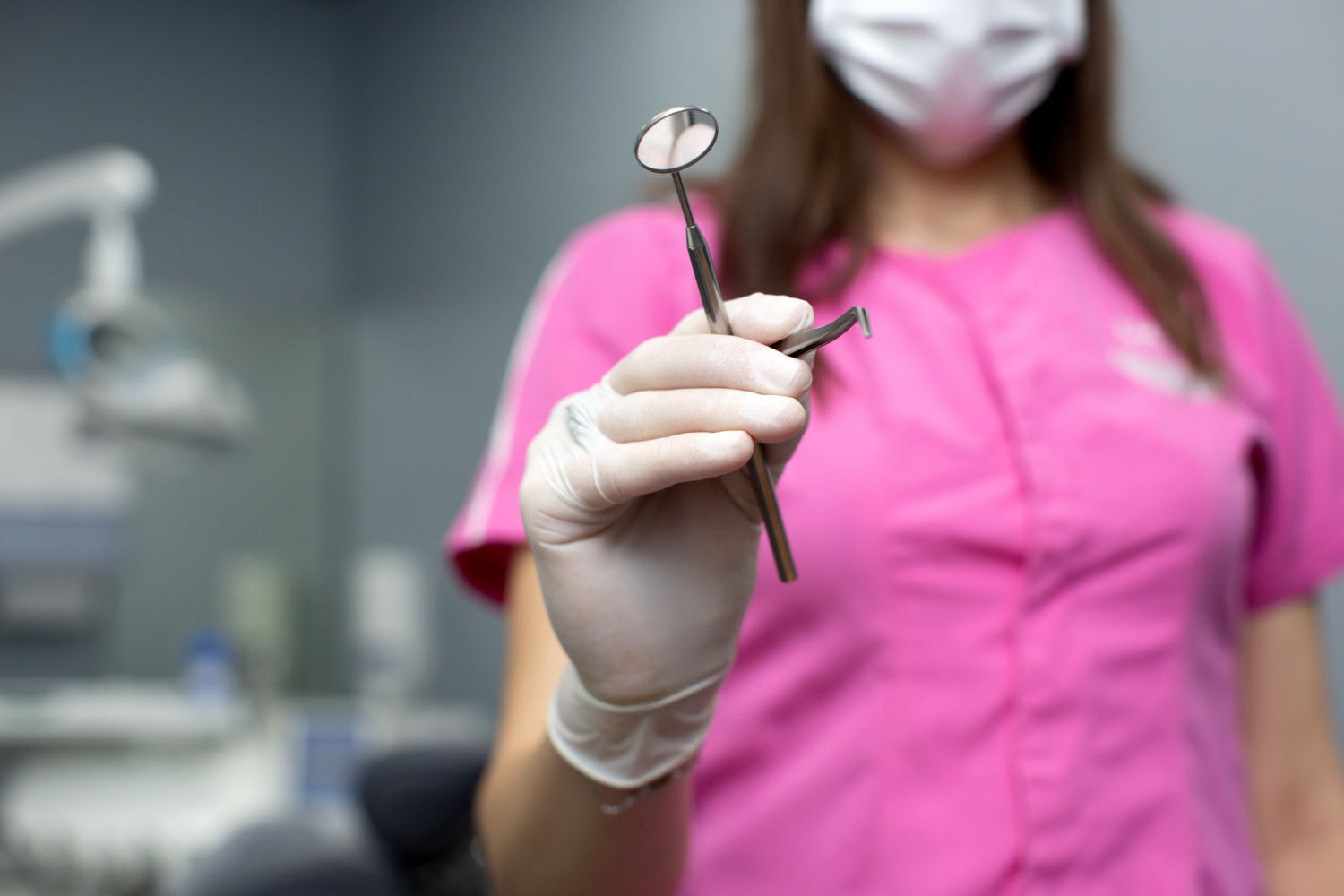 Prática aplica conceitos pseudocientíficos e não reconhecidos pelas entidades de odontologia