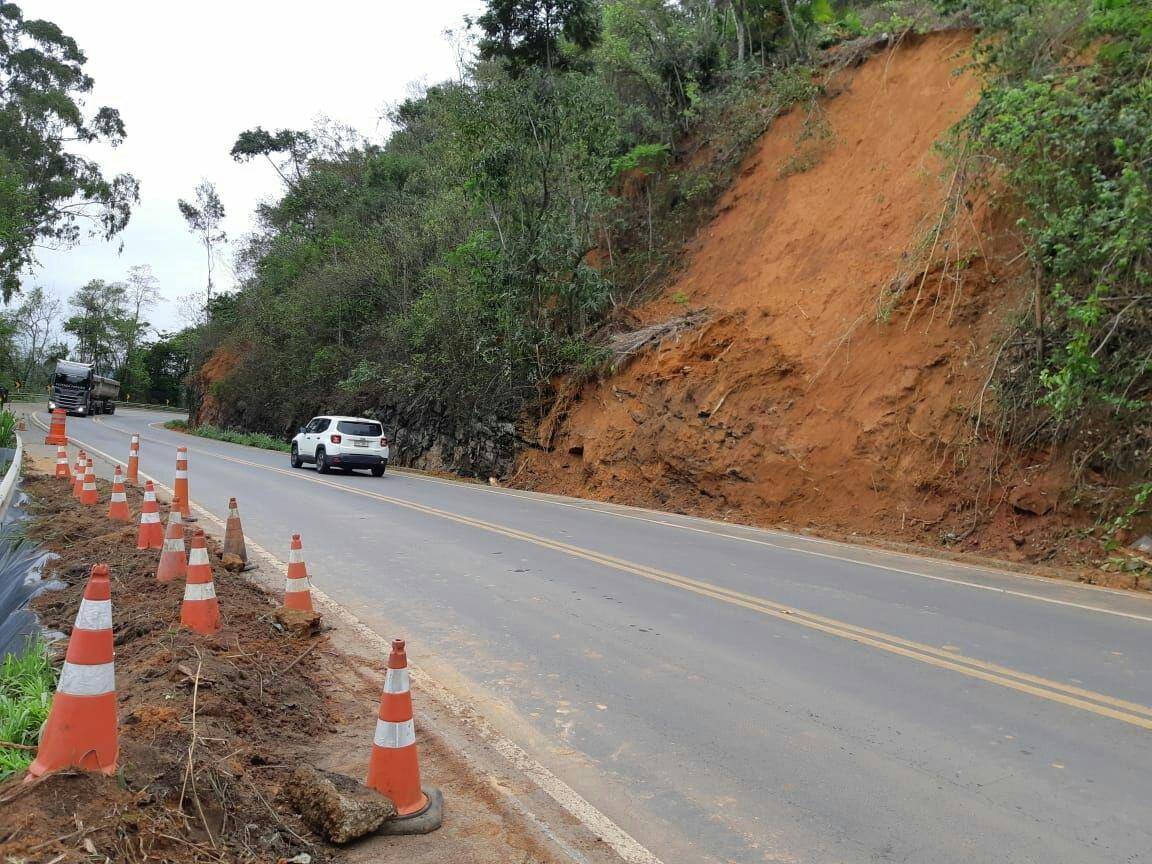 Trecho da rodovia BR-262 em que houve queda de barreiras