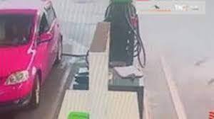 Carro explode em posto