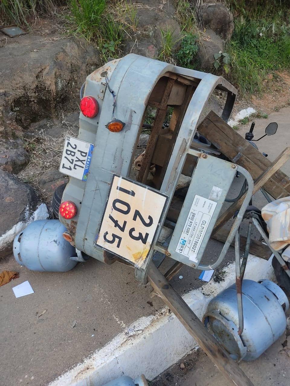 Imagem mostra parte do veículo e botijões caídos na BR-356, em Muriaé