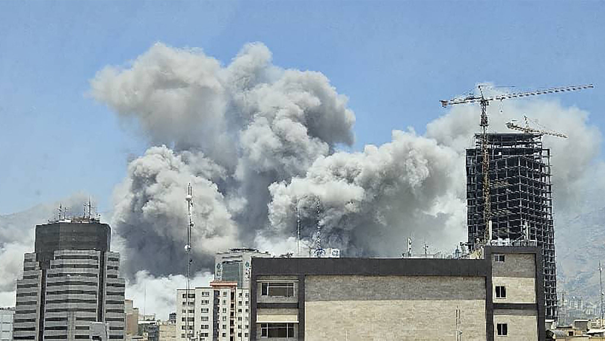 Fumaça no céu após ataque de Israel em Teerã