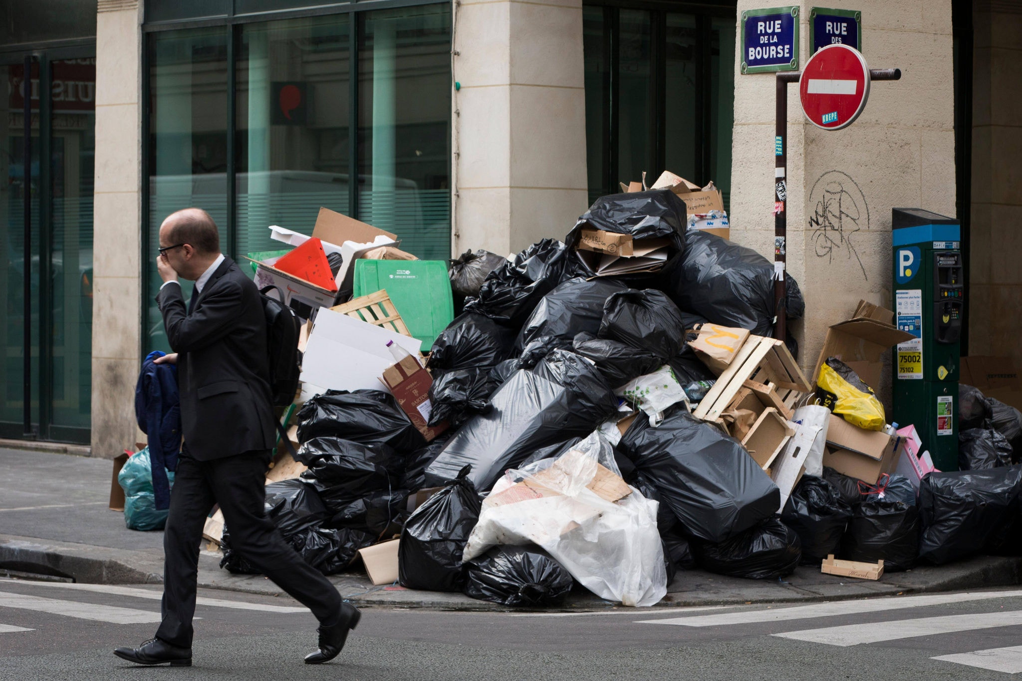 Lixo acumula nas ruas de Paris 