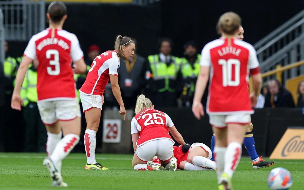 Frida Maanum, do Arsenal, passou mal e desmaiou em campo contra o Chelsea