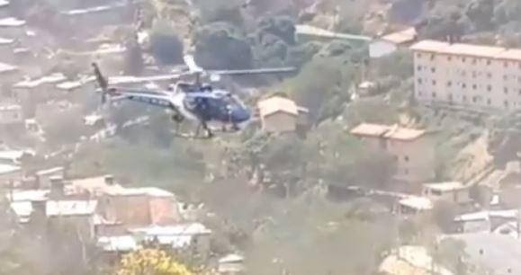 Vídeo publicado no Instagram mostra o helicóptero da PM sobrevoando o Aglomerado da Serra