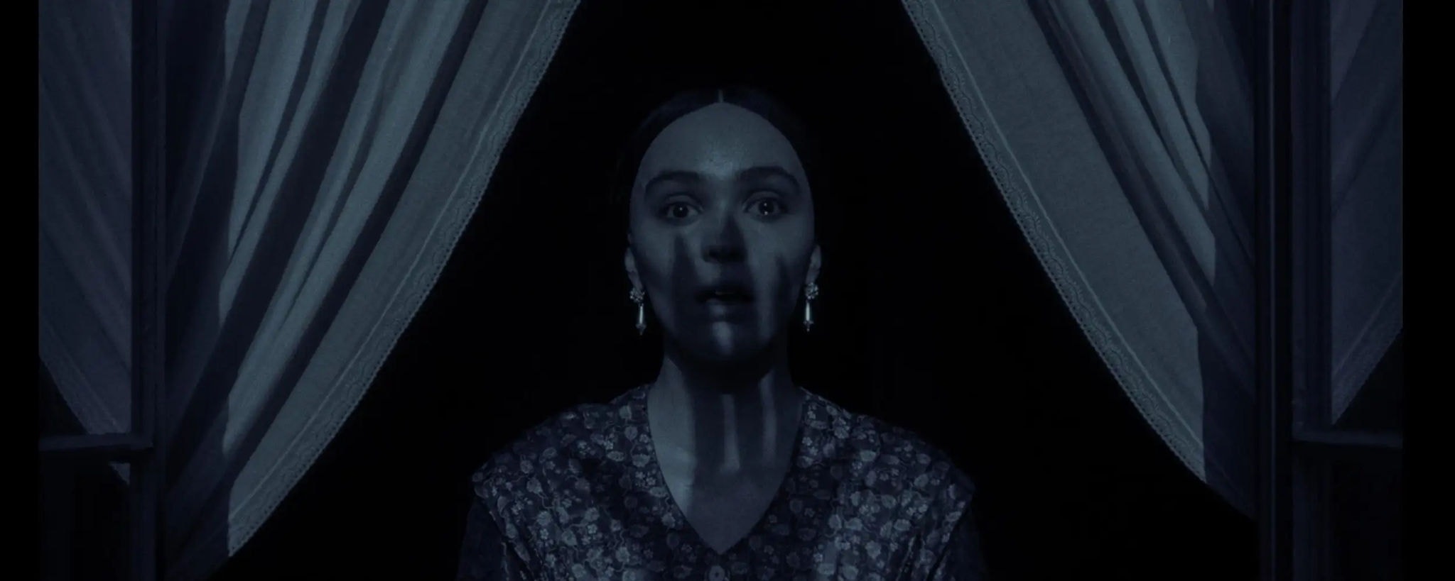 Ellen Hutter (Lily-Rose Depp) sendo assombrada pela presença de Nosferatu.