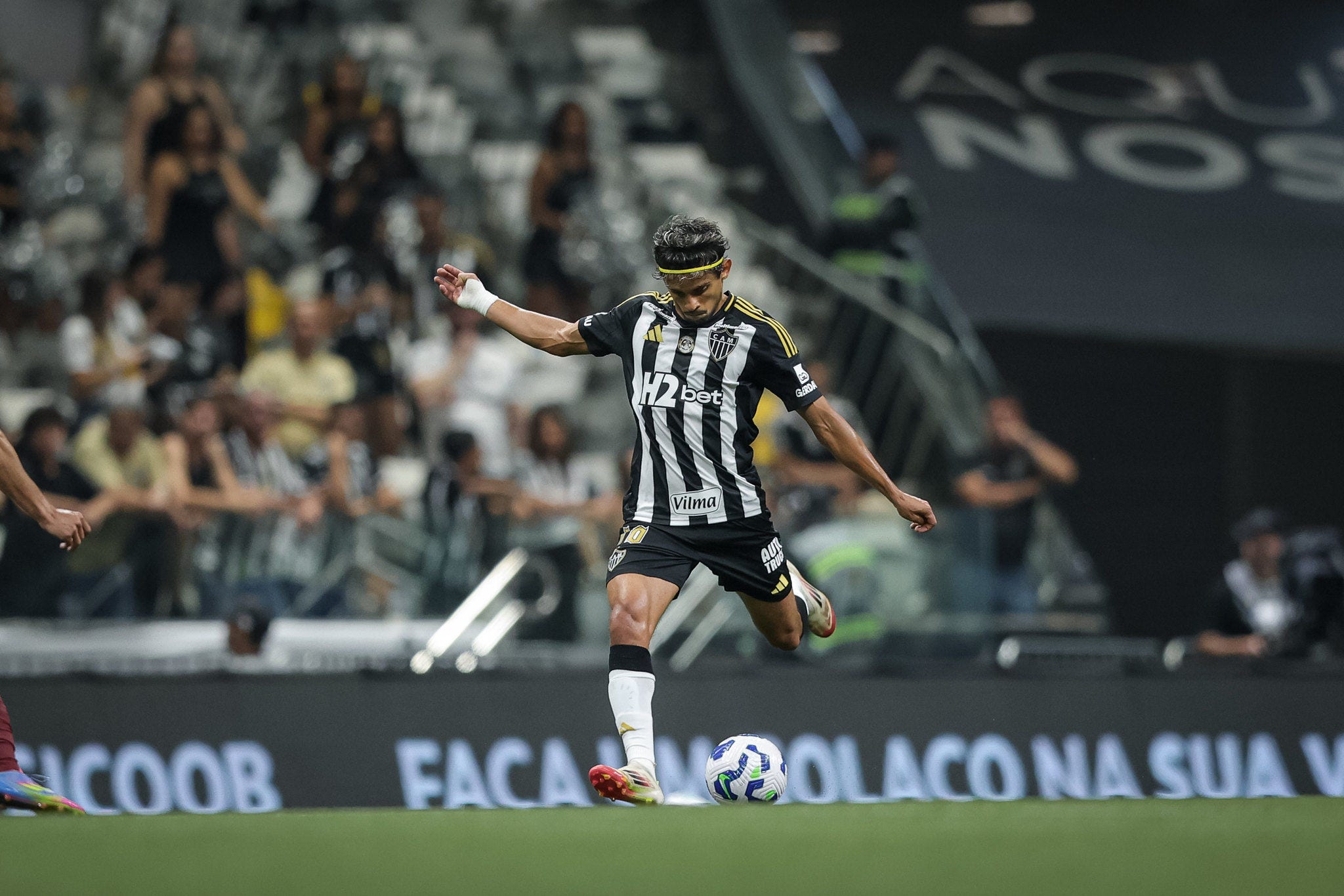 Scarpa finalizando contra o Fluminense