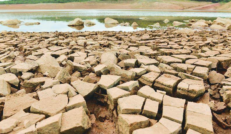 Seca se repete ao longo dos anos em várias regiões de Minas e faz rios “sumirem”