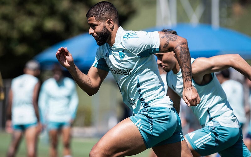Zagueiro João Marcelo foi liberado para os treinos normais com os companheiros na Toca da Raposa (Foto: Gustavo Aleixo/Cruzeiro)
