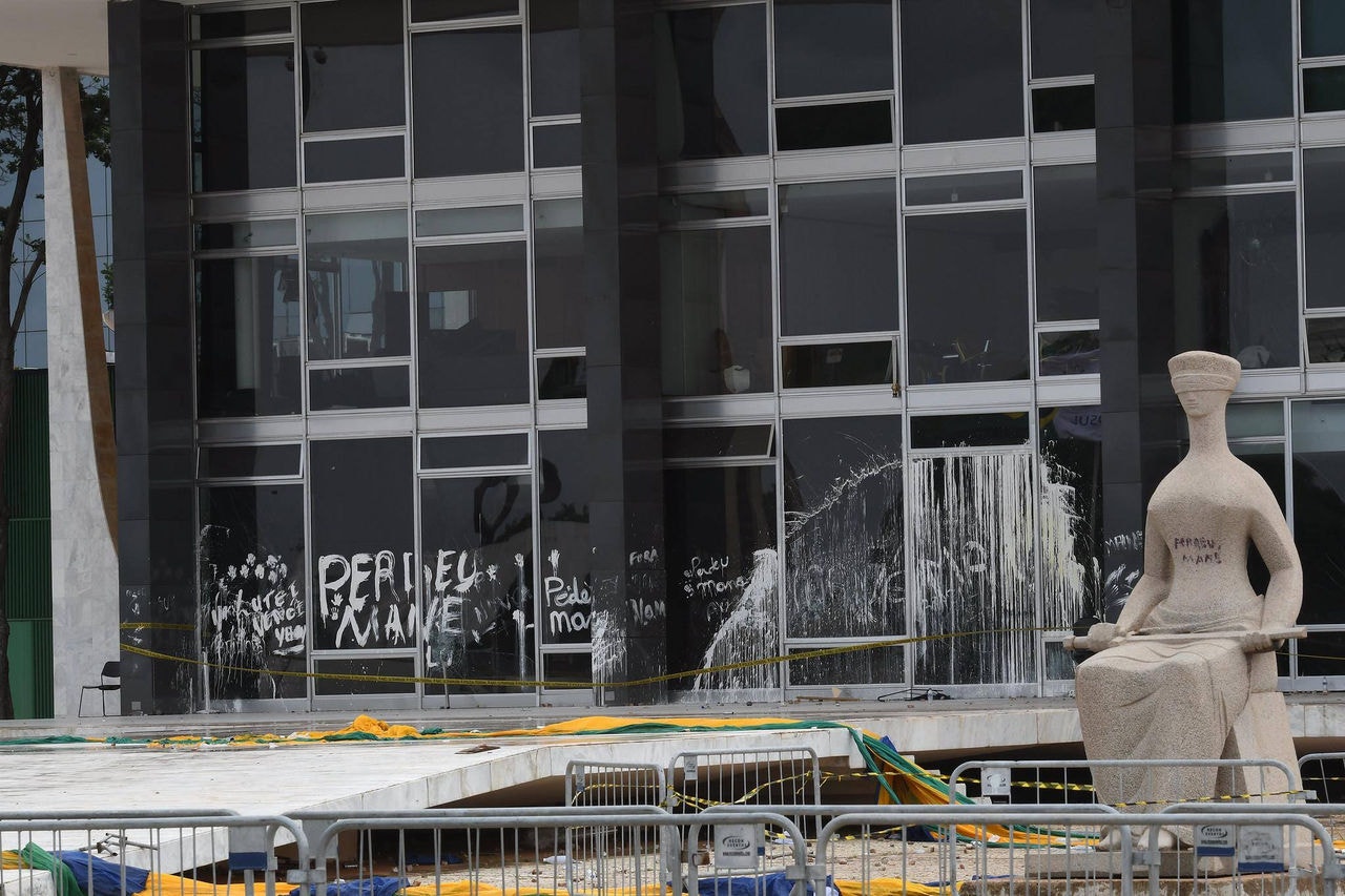 Imagens dos estragos causados por vandalismo no edifício-sede do Supremo Tribunal Federal