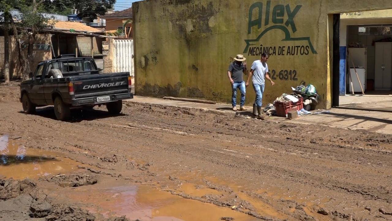 Oficina no bairro Santo Antônio, em Brumadinho, foi atingida por lama com minério durante as fortes chuvas deste mês; no rompimento de 2019, fragmento de corpo foi achado perto do local
