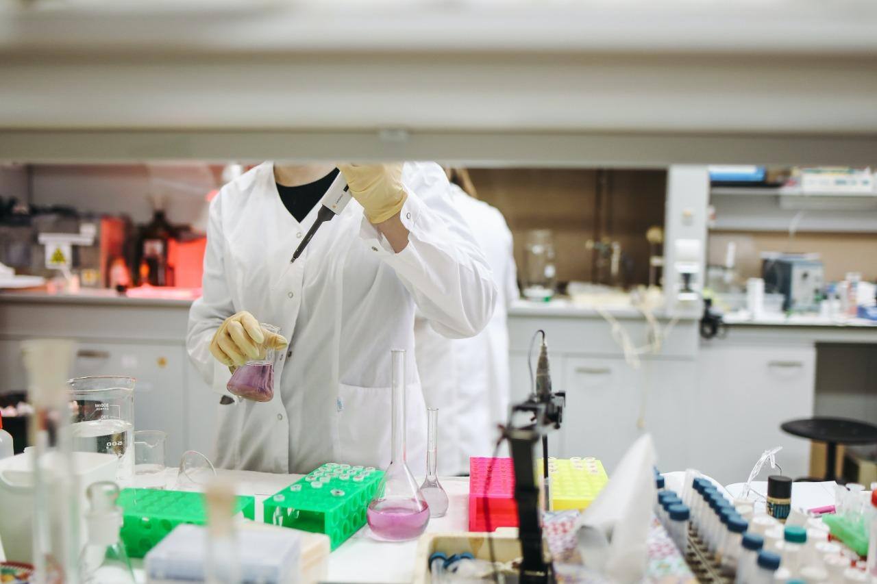 Covid: ômicron está em quase todos os resultados positivos no Brasil