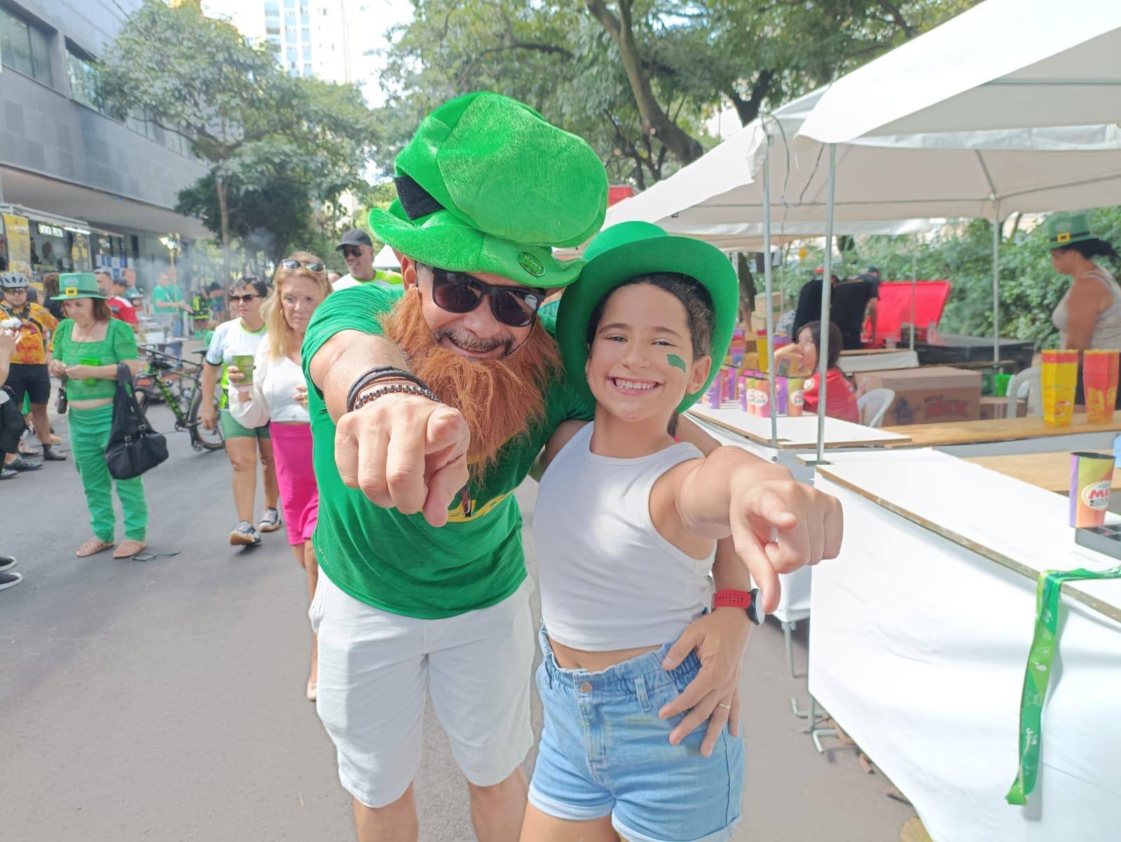 Produtor de eventos Júlio César Santos e sua filha Isabela Santos no St Patrick's Day em BH