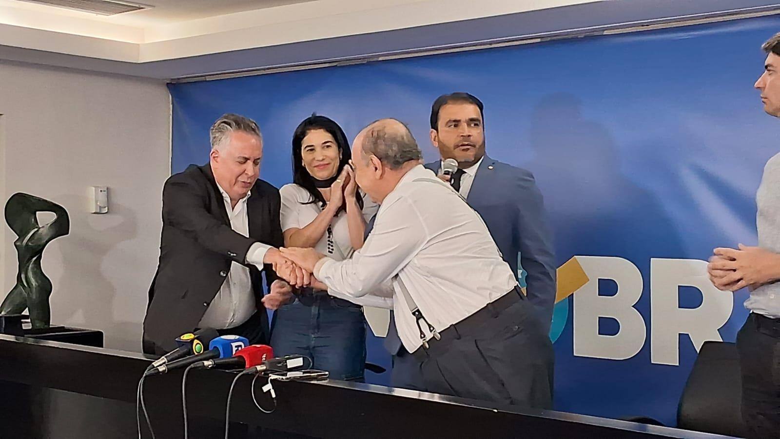 Fuad Noman (PSD) cumprimenta Álvaro Damião (União Brasil)